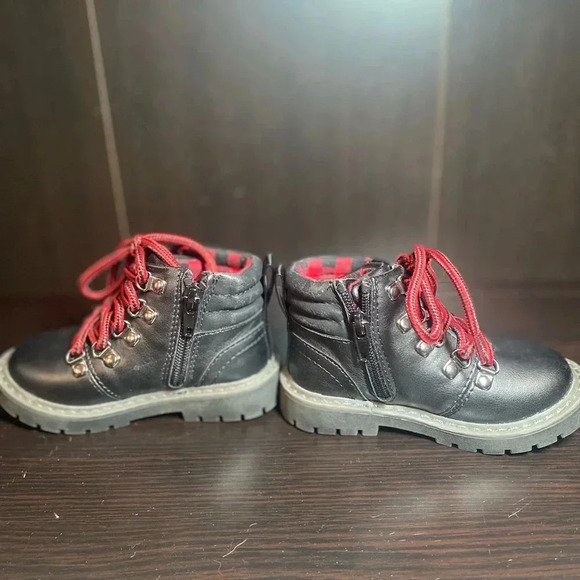 New without tag Sole Play black boots size 5 boys. Red and black shoe laces. - Picture 1 of 7